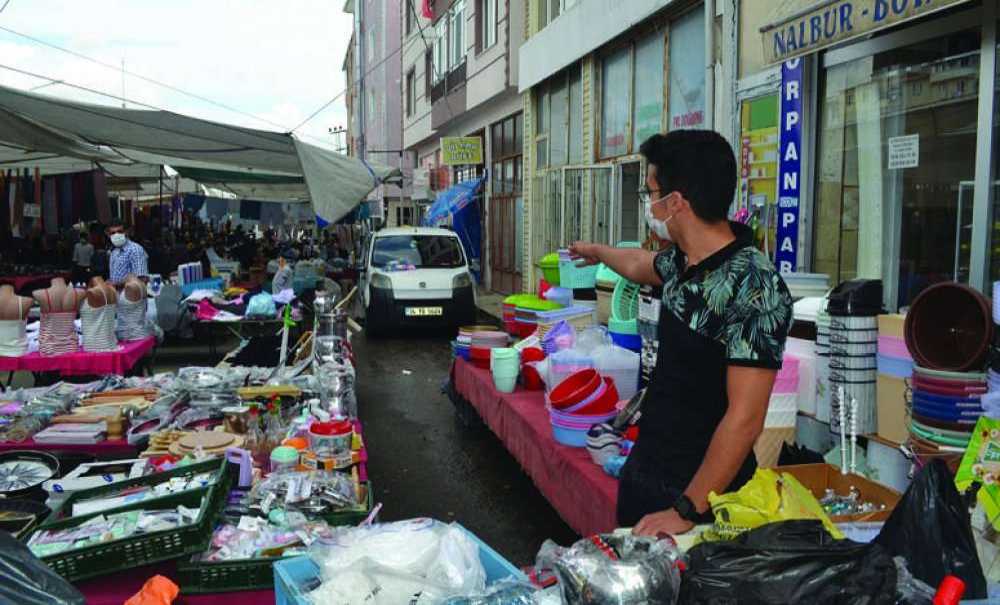 Lağım Suyunun İçine Pazar Kuruldu
