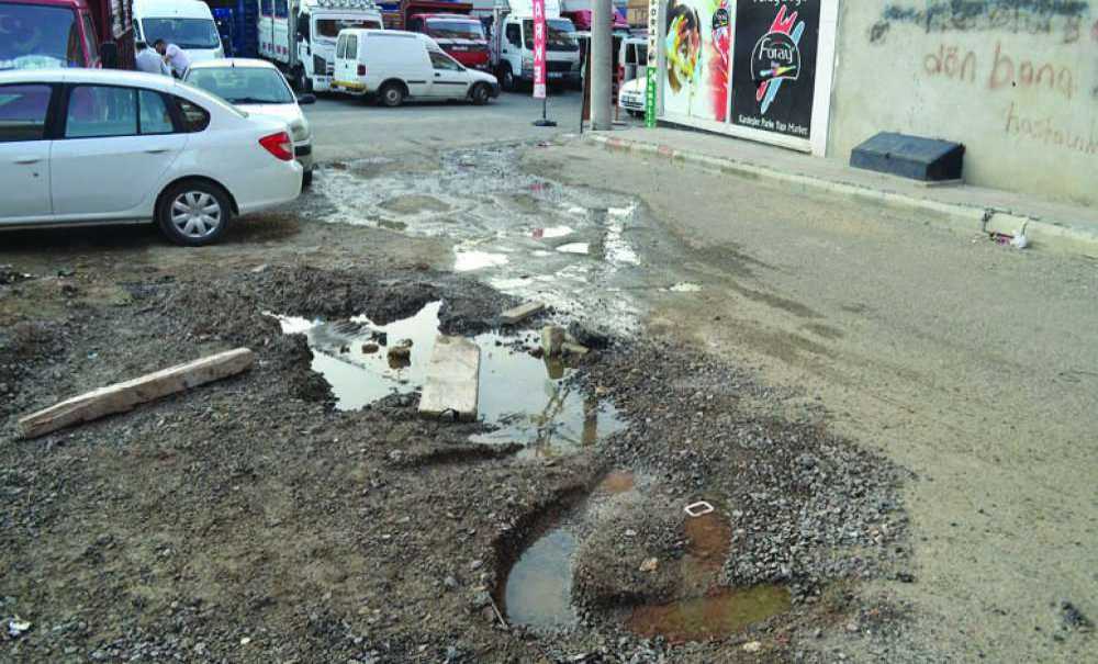 Lağım Suyunun İçine Pazar Kuruldu