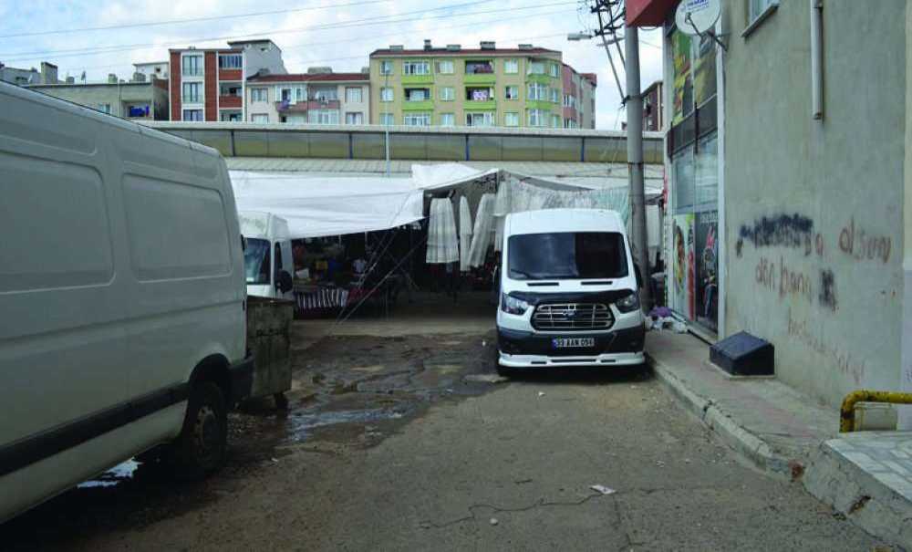 Lağım Suyunun İçine Pazar Kuruldu