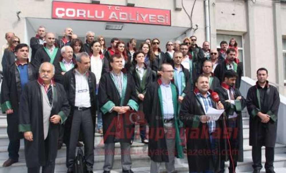 Avukatlardan Adliye Önünde Basın Açıklaması