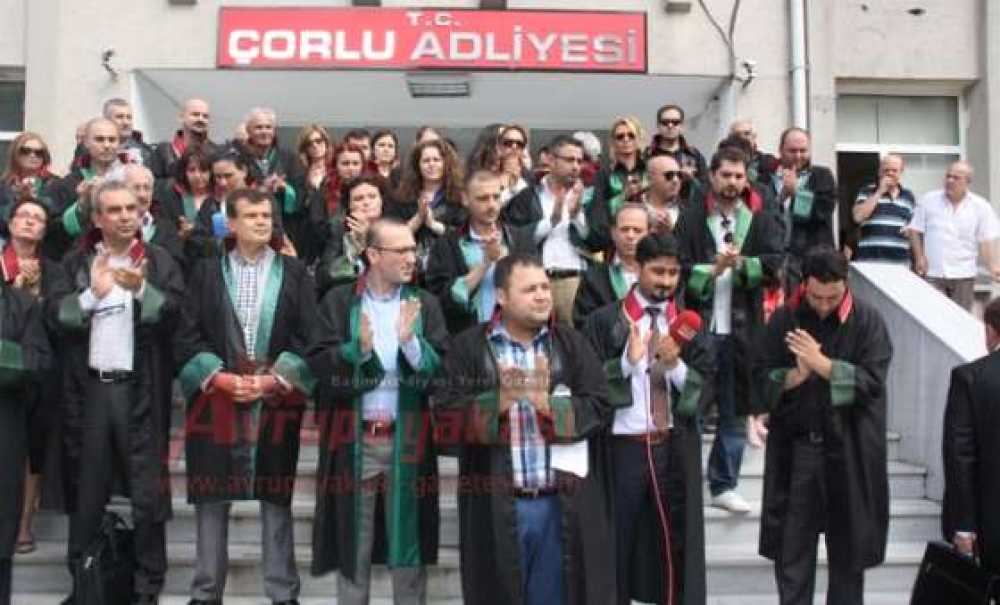 Avukatlardan Adliye Önünde Basın Açıklaması