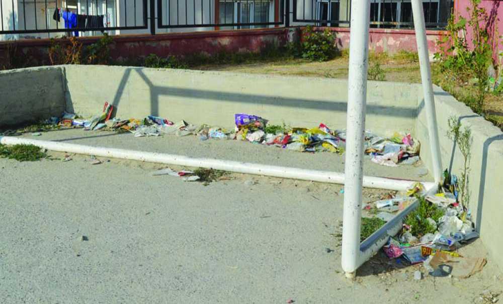 Okul Bahçesi Temizlenmeyi Bekliyor