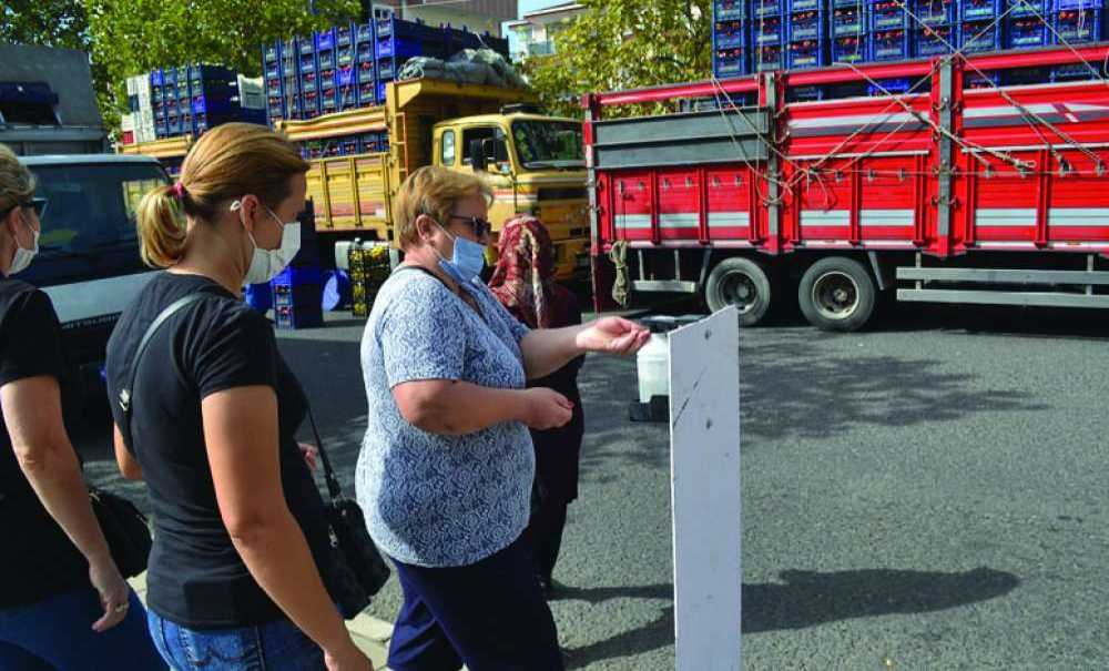 Pazartesi Pazarı'nda Fiyatlar Yüz Güldürüyor