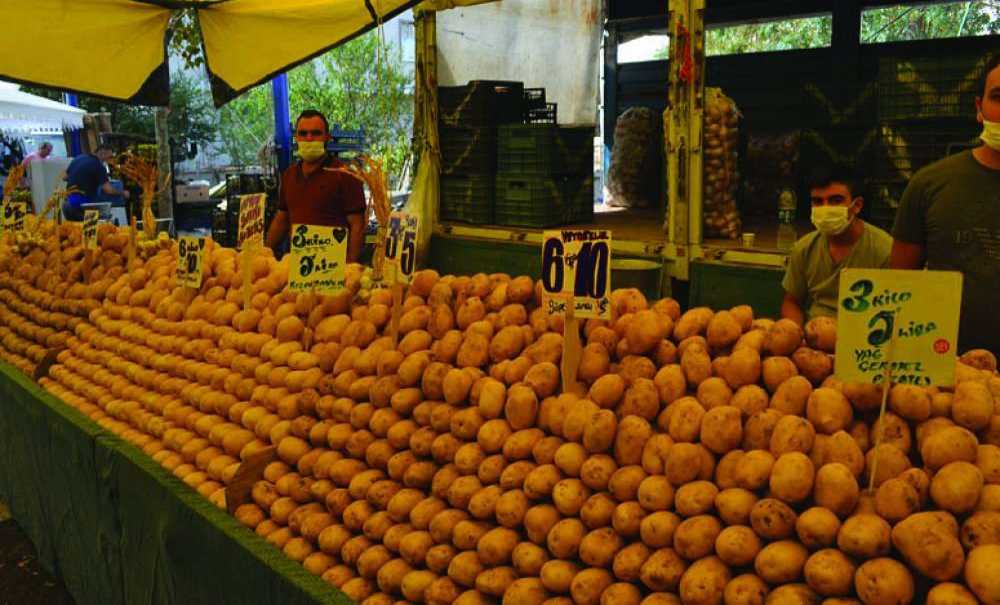 Pazartesi Pazarı'nda Fiyatlar Yüz Güldürüyor