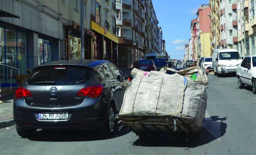 Denetimsiz, Kontrolsüz Gezmeye Devam Ediyorlar