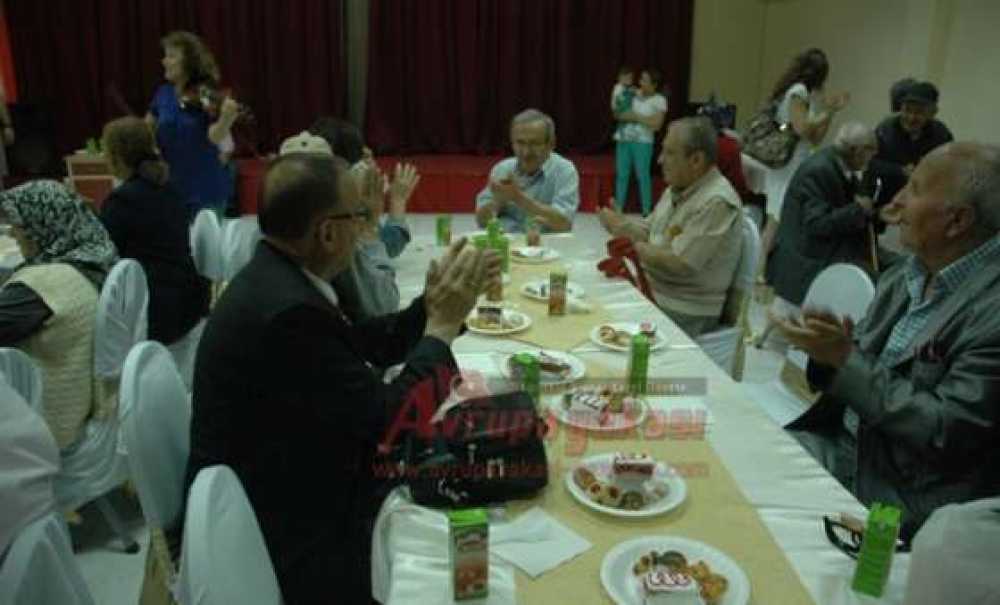 Chp Çorlu İlçe Örgütü`nden Huzurevinde Babalar Günü Etkinliği