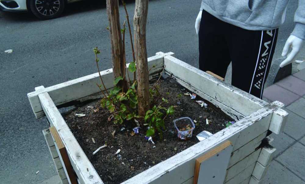 Mandıracı Caddesi'nde Vatandaşlar Bulduğu Yere Çöpünü Bırakıyor
