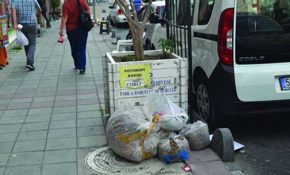 Mandıracı Caddesi'nde Vatandaşlar Bulduğu Yere Çöpünü Bırakıyor
