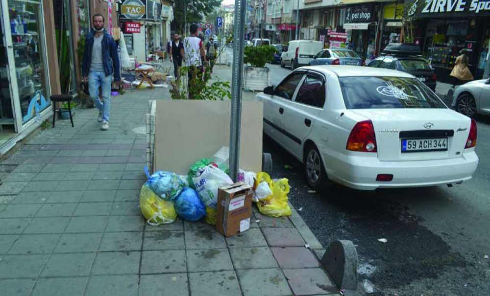 Mandıracı Caddesi'nde Vatandaşlar Bulduğu Yere Çöpünü Bırakıyor