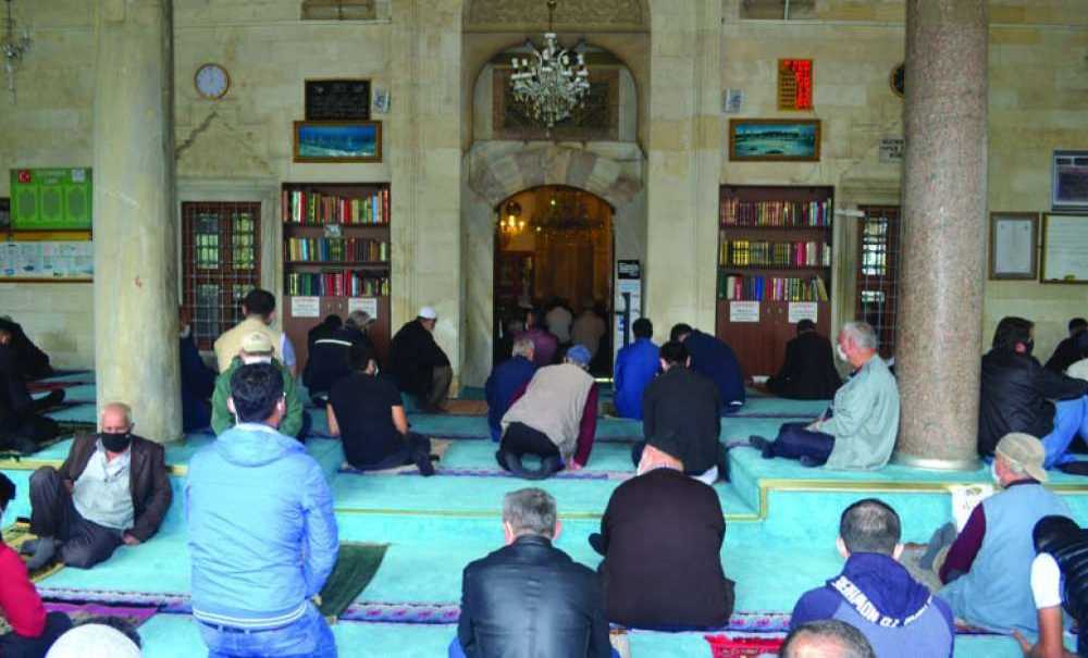 Yağmura Rağmen Dışarıda Cuma Namazını Kıldılar