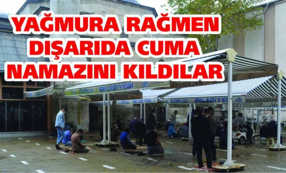 Yağmura Rağmen Dışarıda Cuma Namazını Kıldılar