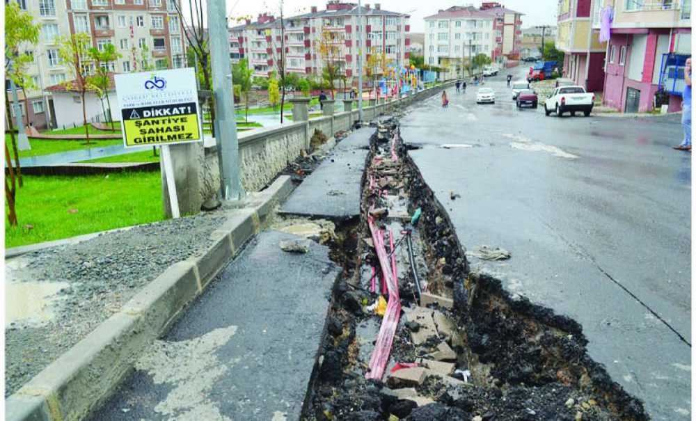 Yolda Derin Çukur Oluşunca, Vatandaşlar Tepki Gösterdi