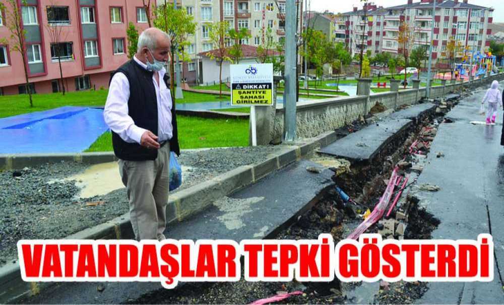 Yolda Derin Çukur Oluşunca, Vatandaşlar Tepki Gösterdi