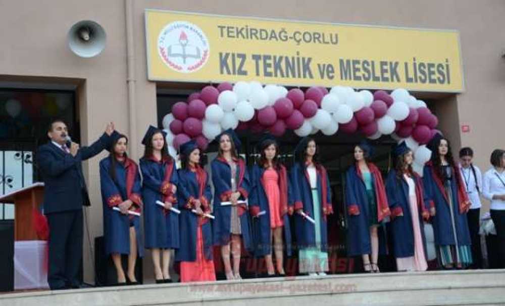 Kız Teknik Ve Meslek Lisesi'nde Mezuniyet Heyecanı
