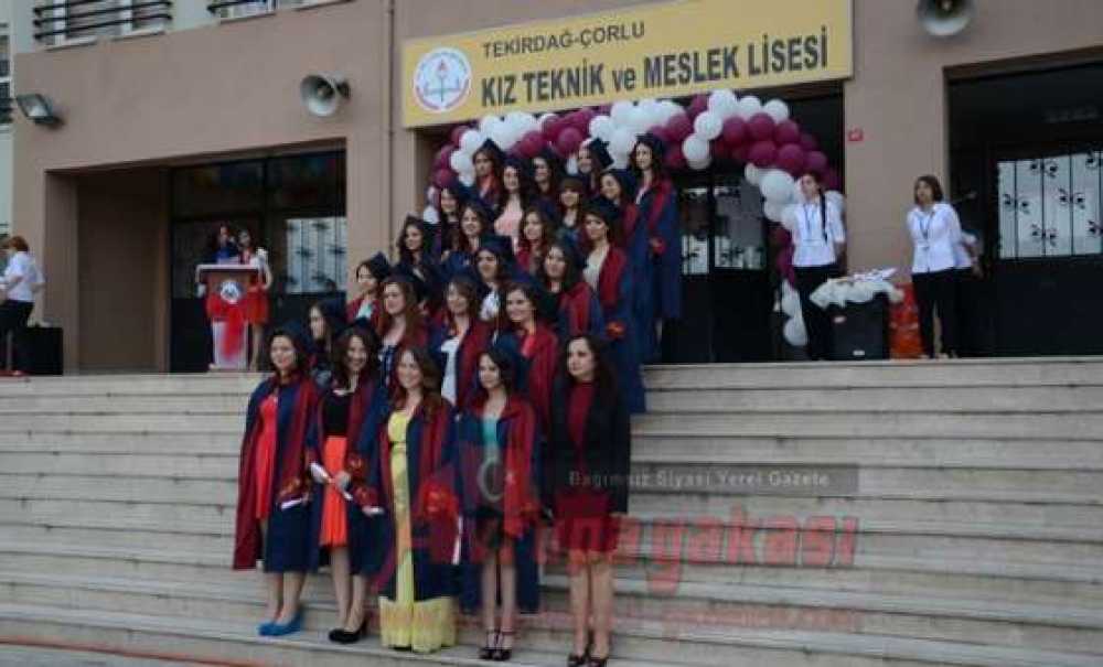 Kız Teknik Ve Meslek Lisesi'nde Mezuniyet Heyecanı