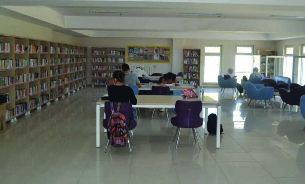 Öğrenciler Ders Çalışmak İçin Kütüphaneyi Tercih Ediyor