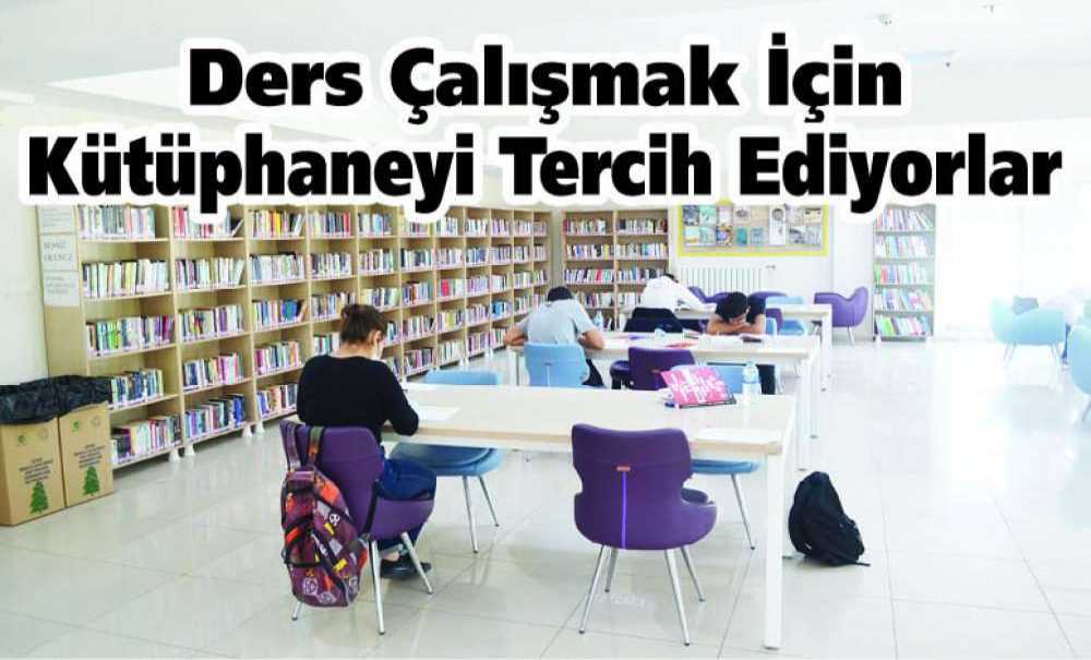 Öğrenciler Ders Çalışmak İçin Kütüphaneyi Tercih Ediyor