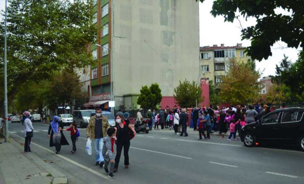 Okul Önlerinde Veliler, Sosyal Mesafeyi Unuttu