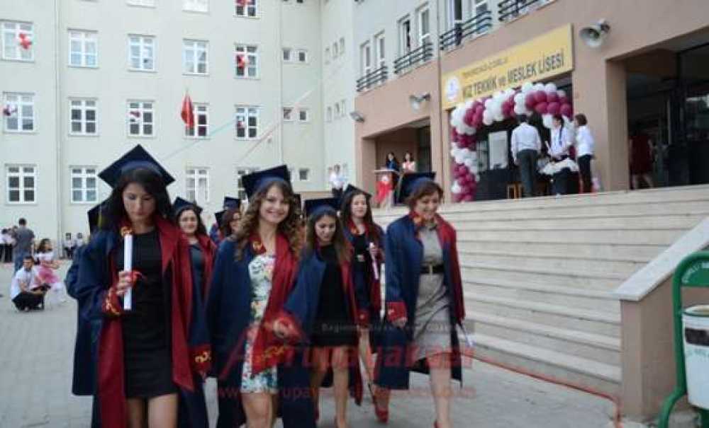 Kız Teknik Ve Meslek Lisesi'nde Mezuniyet Heyecanı