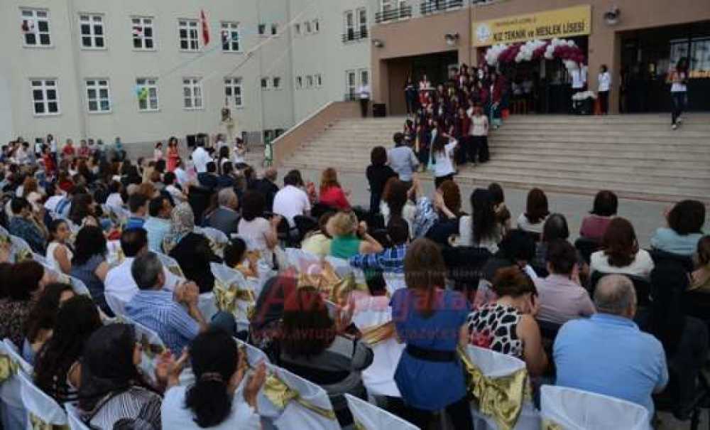 Kız Teknik Ve Meslek Lisesi'nde Mezuniyet Heyecanı