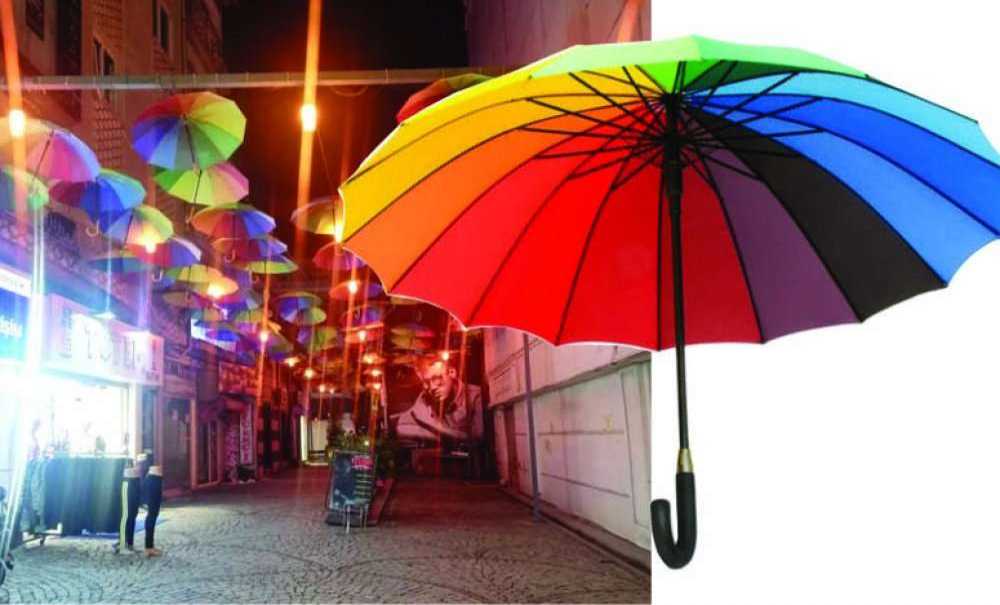 Renkli Şemsiyeli Sokak, Şimdide Aydınlatıldı