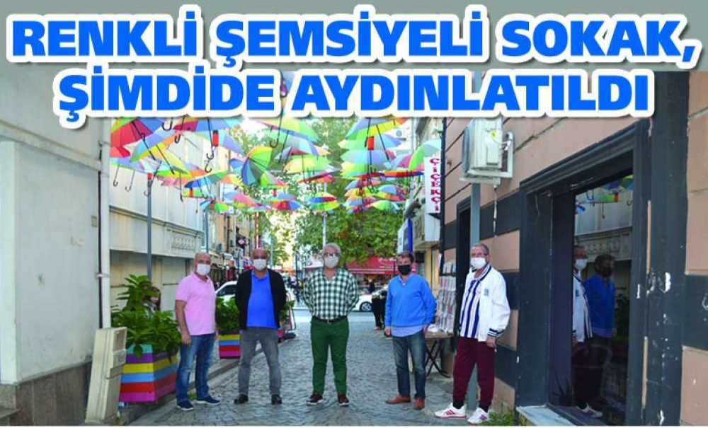 Renkli Şemsiyeli Sokak, Şimdide Aydınlatıldı