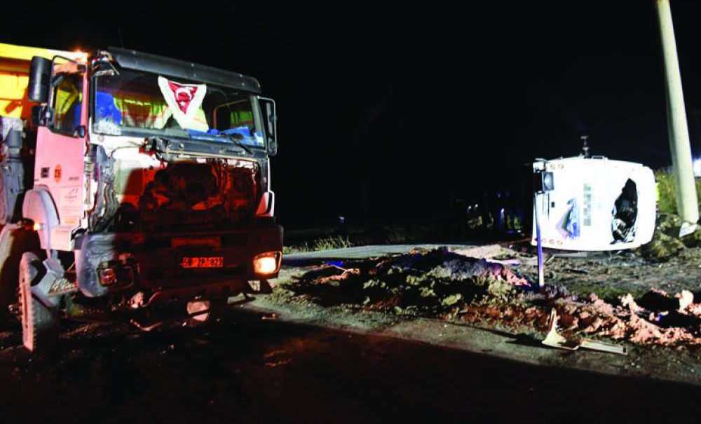 Kamyonla İşçi Servisi Çarpıştı: 1 Ölü, 14 Yaralı