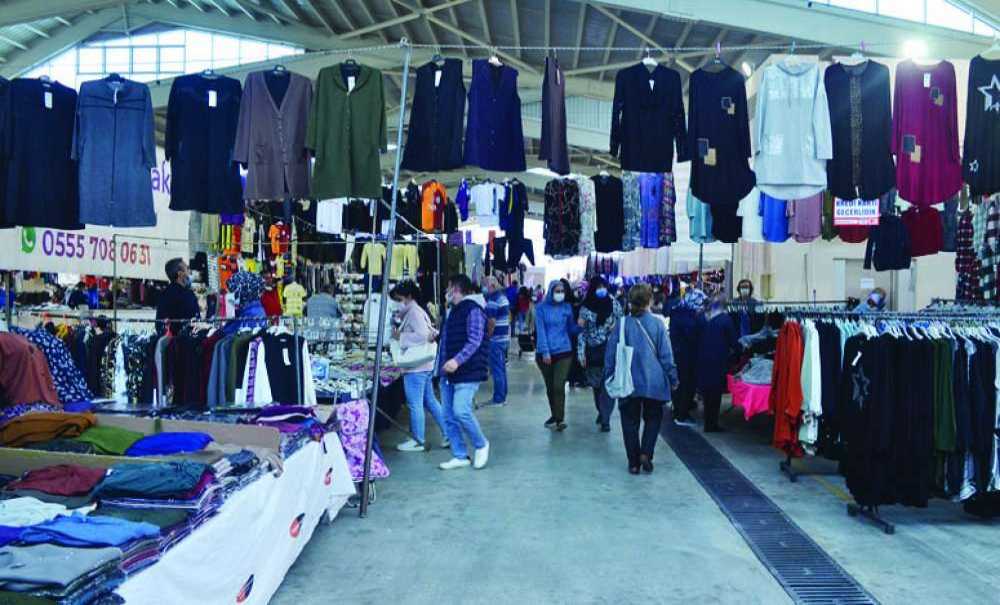 Vatandaşlar Kışlık Elbise Almak İçin Pazarın Yolunu Tuttu
