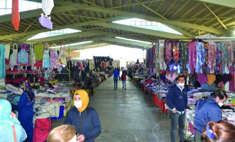 Vatandaşlar Kışlık Elbise Almak İçin Pazarın Yolunu Tuttu