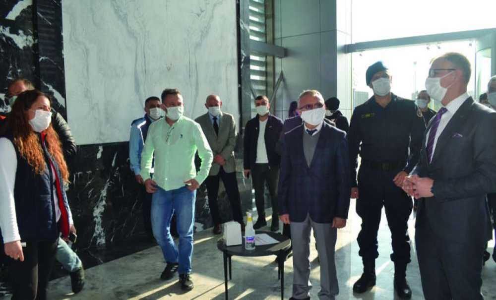 Kaymakam Sarılı, Fabrikaları Denetledi