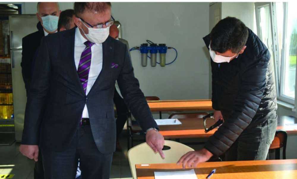 Kaymakam Sarılı, Fabrikaları Denetledi