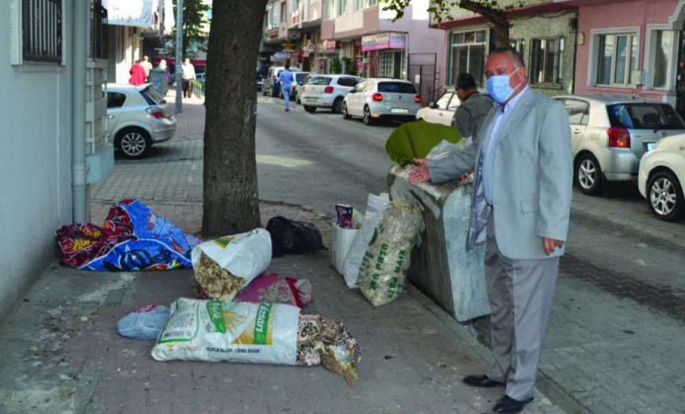 Çekçekçiler Dağıttı, Vatandaşlar Topladı