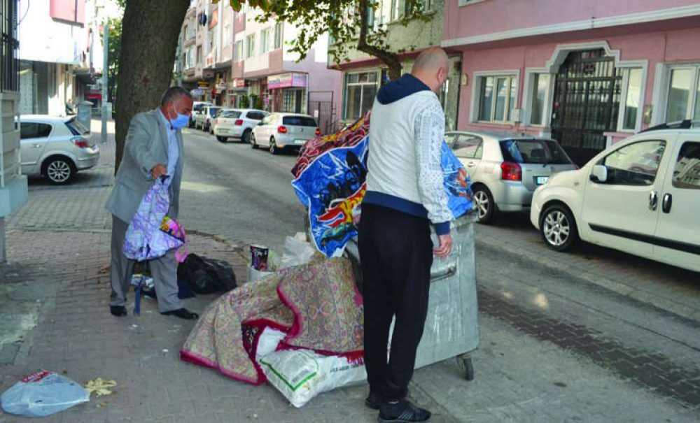 Çekçekçiler Dağıttı, Vatandaşlar Topladı