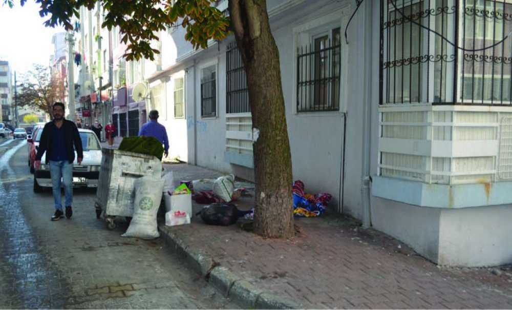 Çekçekçiler Dağıttı, Vatandaşlar Topladı