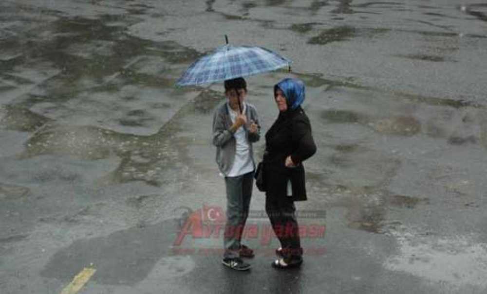 Çorlulular Yağmura Yakalandı