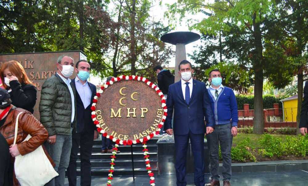 Partilerde Çelenklerini Atatürk Anıtına Sundu