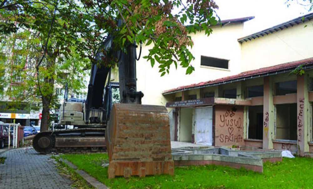 Eski Halk Eğitim Merkezi'ne İlk Kepçe Vuruldu