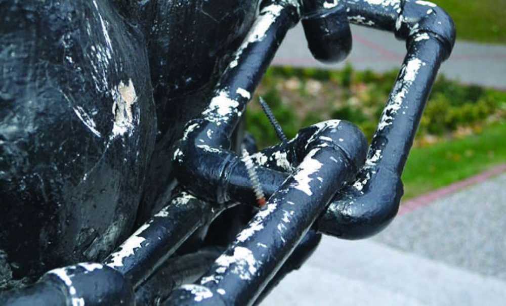 Uğur Mumcu Anıtı'ndaki Zincirleri Sökmüşler