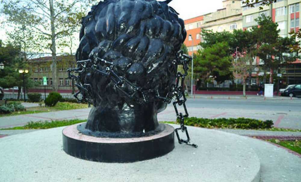 Uğur Mumcu Anıtı'ndaki Zincirleri Sökmüşler