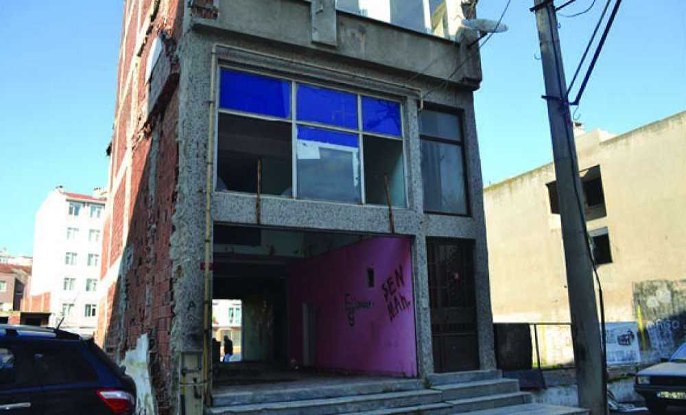 Yıkılmaya Yüz Tutan Bina Vatandaşları Korkutuyor