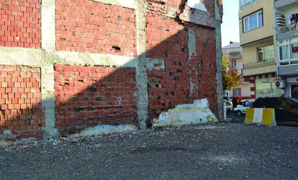 Yıkılmaya Yüz Tutan Bina Vatandaşları Korkutuyor