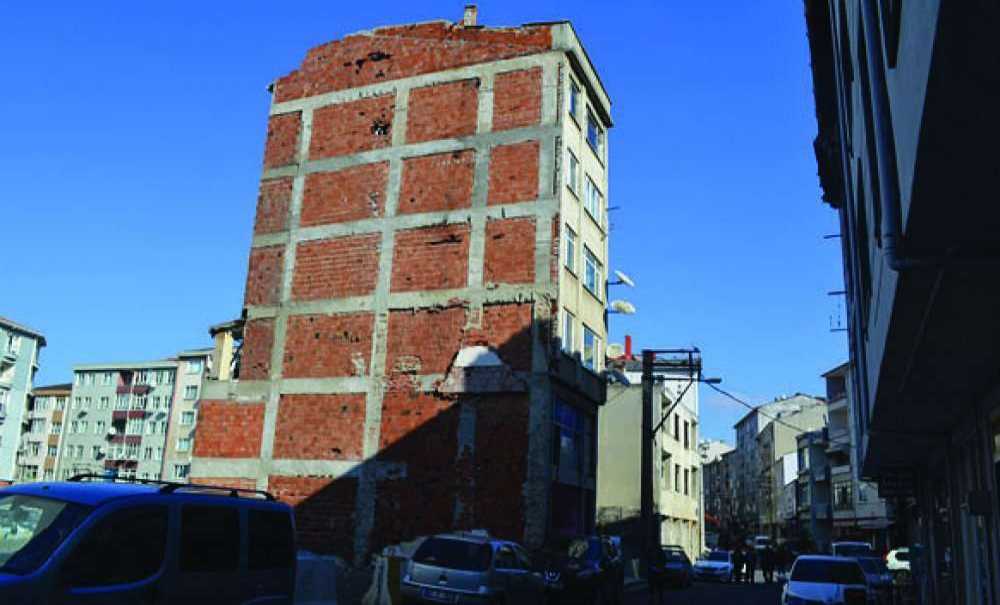 Yıkılmaya Yüz Tutan Bina Vatandaşları Korkutuyor