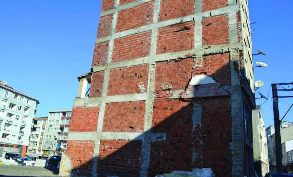 Yıkılmaya Yüz Tutan Bina Vatandaşları Korkutuyor