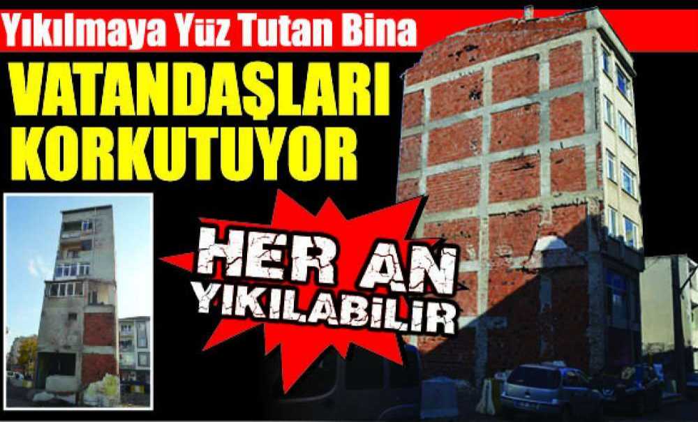 Yıkılmaya Yüz Tutan Bina Vatandaşları Korkutuyor