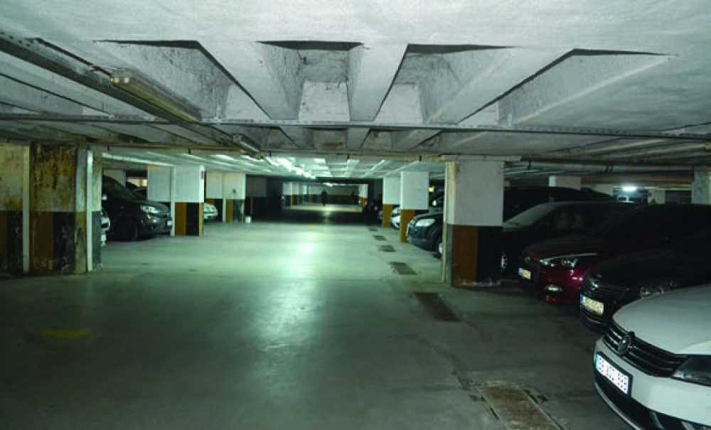 Büyükşehir Belediyesi'ne Ait Otopark Dökülüyor