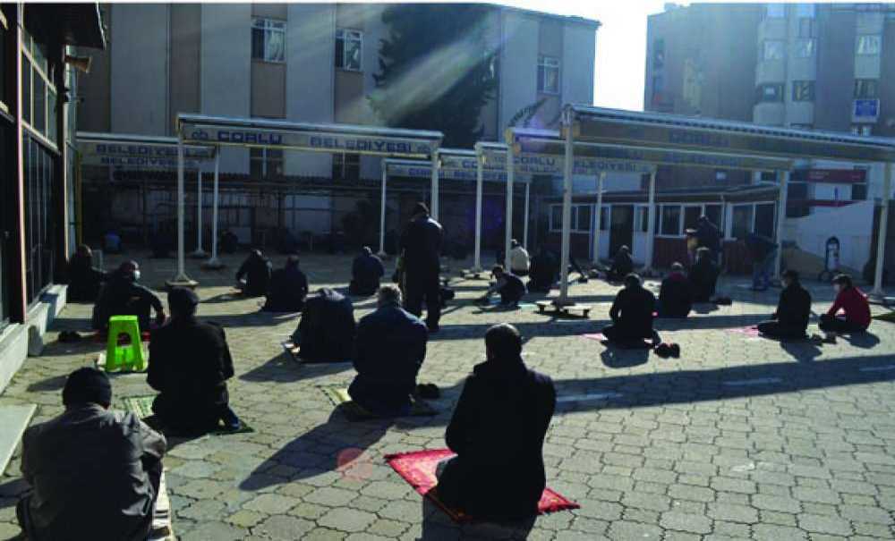 Cuma Namazı Caminin Dışına Taştı