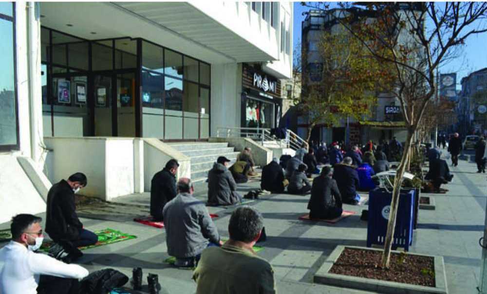 Cuma Namazı Caminin Dışına Taştı