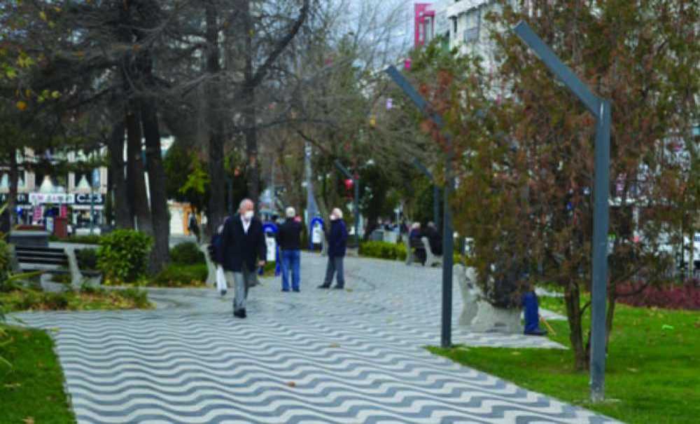 Yaşlı Vatandaşlar Vakitlerini Park Ve Meydanlarda Geçiriyor