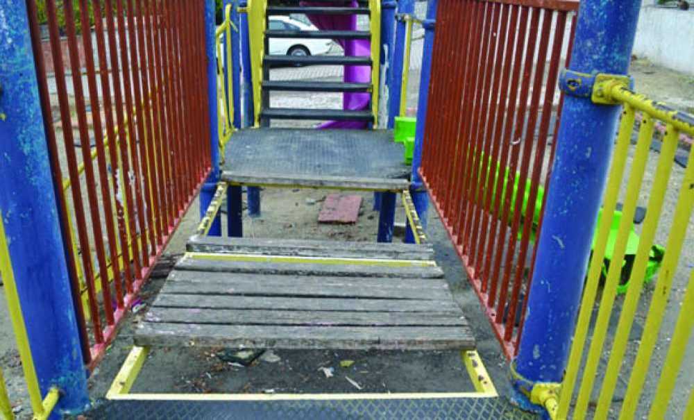 Nusratiye Mahallesi'ndeki Park Dökülüyor