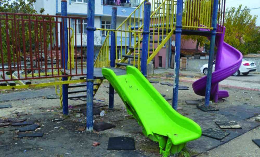 Nusratiye Mahallesi'ndeki Park Dökülüyor